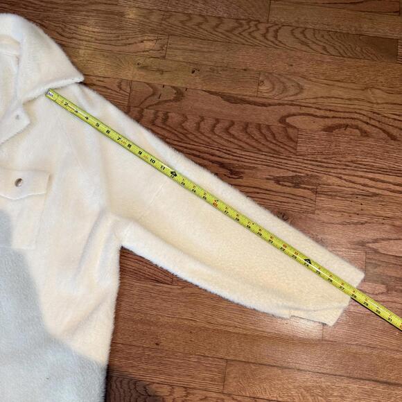 Vestique Cream Fuzzy Shacket Women’s Size L Snap Button Oversized Jacket - Picture 6 of 10